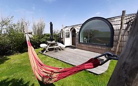 Tiny House De Boet, in de natuur op 450 Meter van het Strand